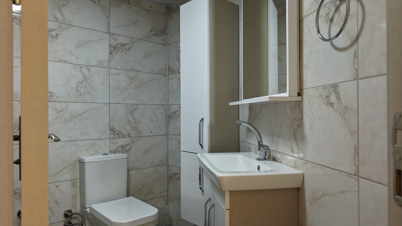 Oda banyosu — duşakabin, lavabo ve klozet