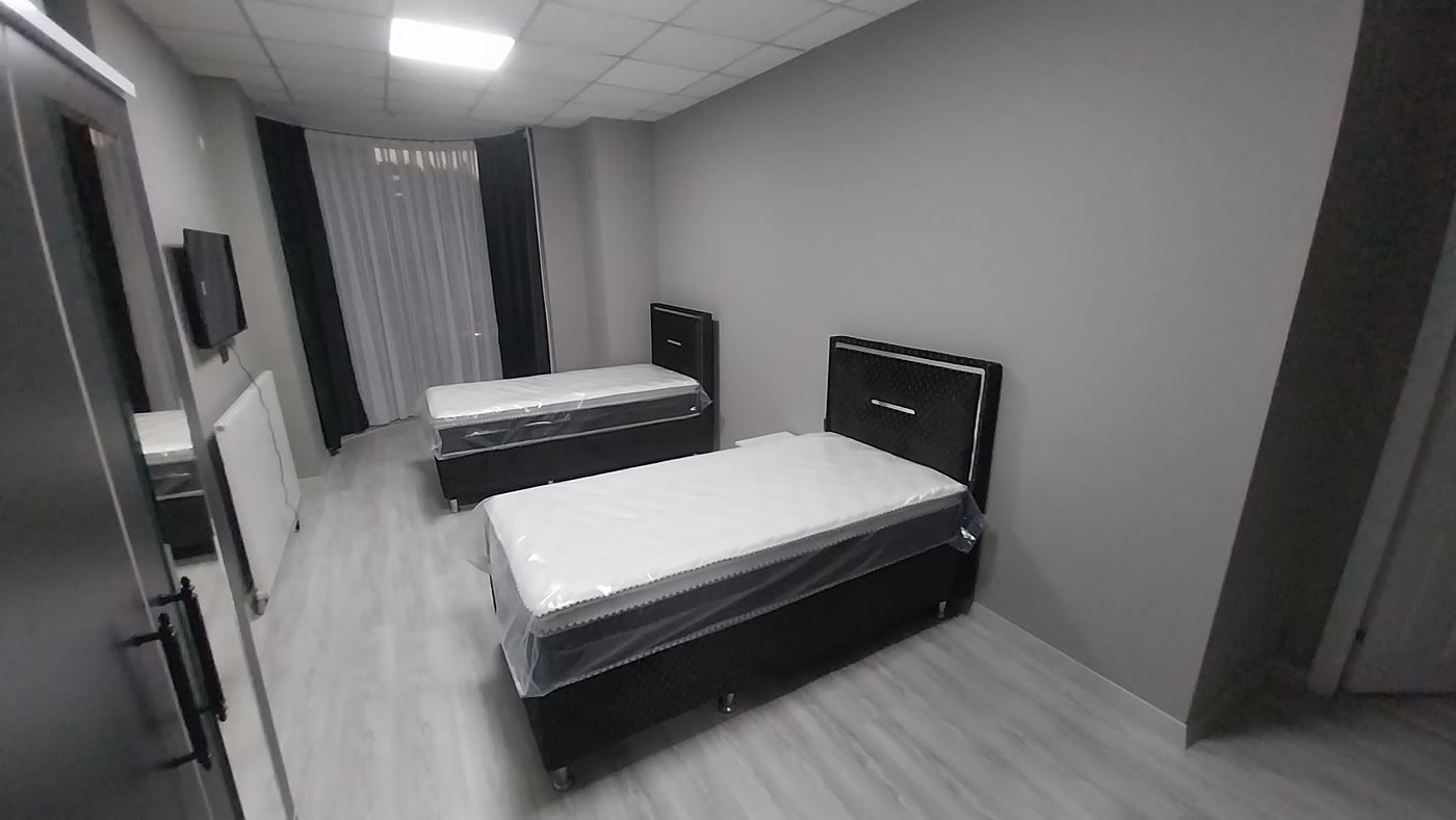 Öğrenci odası — çalışma masası, sandalye ve gardırop
