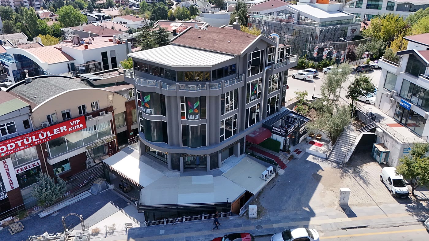 Ümitköy Kız Öğrenci Yurdu — bina ve ana cadde havadan görünüm