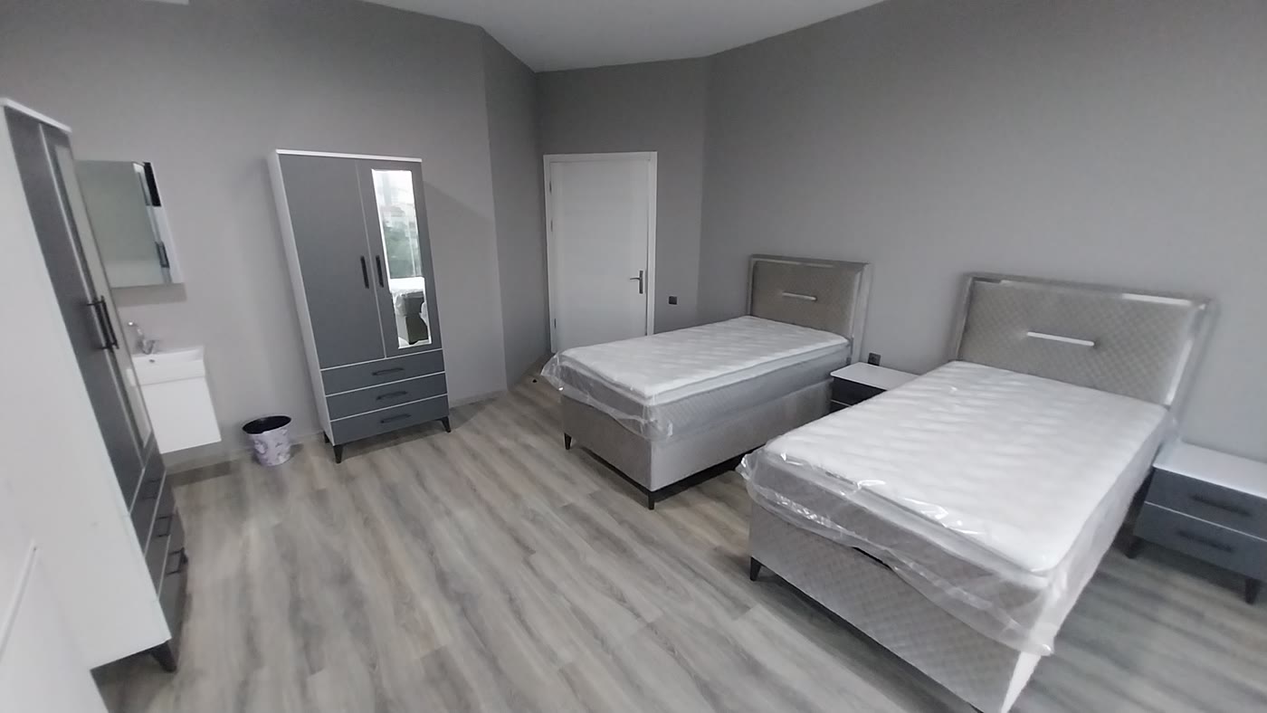 İki kişilik kız öğrenci odası — gardırop, ayna ve çalışma alanı