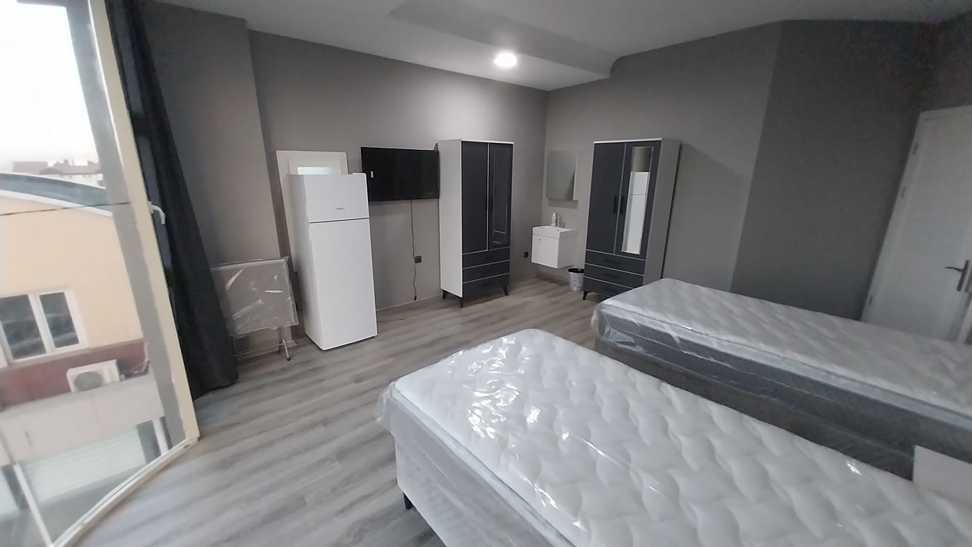 Öğrenci odası — buzdolabı, gardırop ve çalışma köşesi
